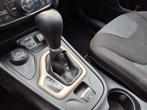 Used 2016 Jeep Cherokee Latitude w/ Comfort/Convenience Group AWD/4WD image 21