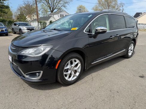 Used 2020 Chrysler Pacifica Limited image 2