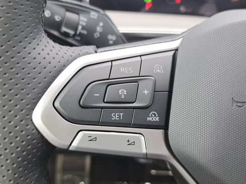 New 2026 Volkswagen Tiguan SE R-Line FWD image 17
