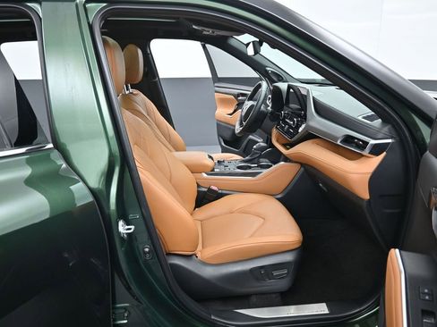 Certified 2025 Toyota Highlander Platinum image 38