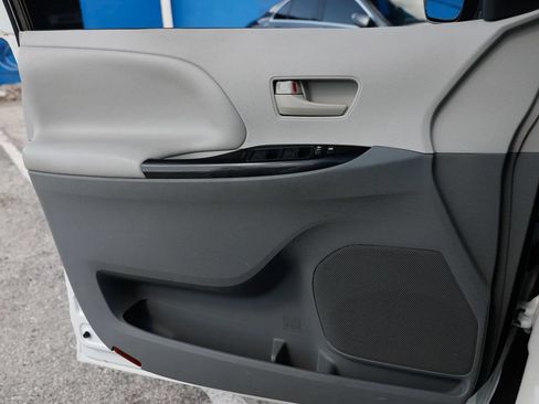Used 2014 Toyota Sienna LE FWD image 41