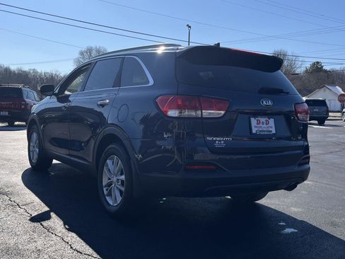 Used 2017 Kia Sorento LX w/ LX Convenience Package image 3