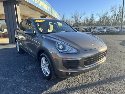 Used 2016 Porsche Cayenne AWD/4WD image 3