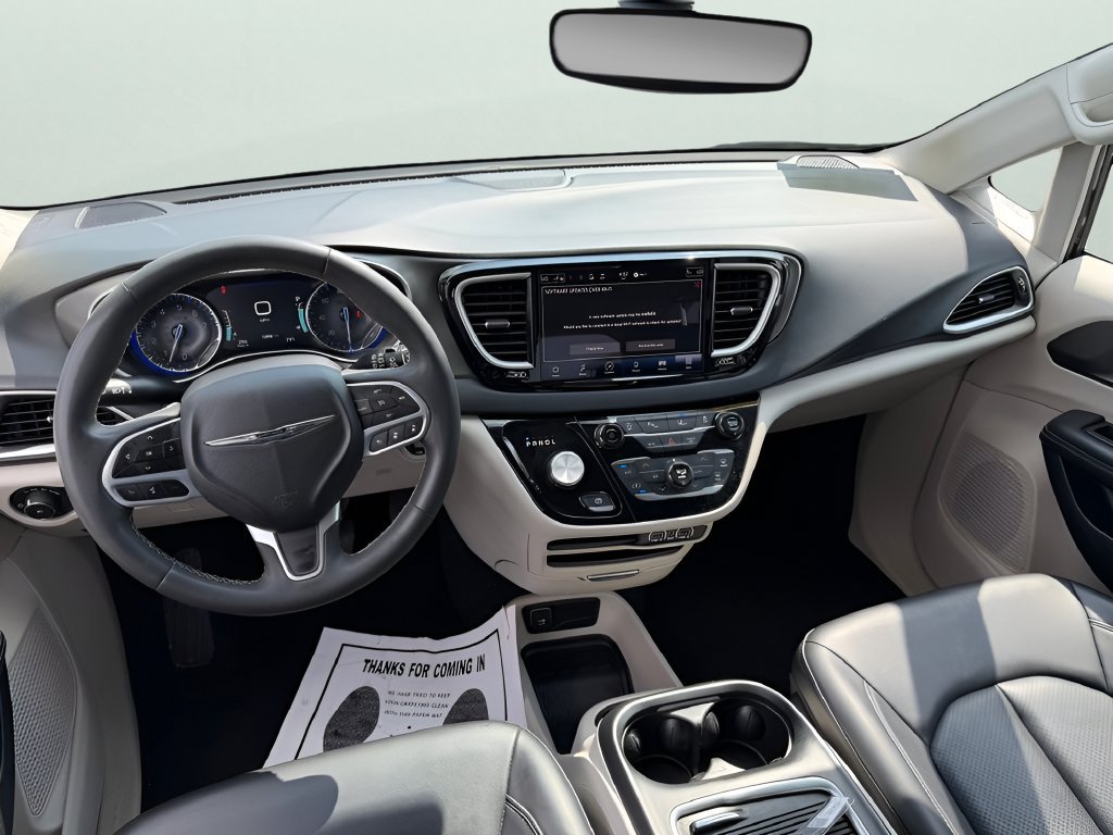 Used 2023 Chrysler Pacifica Touring-L FWD image 11