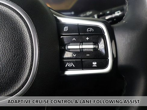 Used 2024 Kia Sorento S image 4