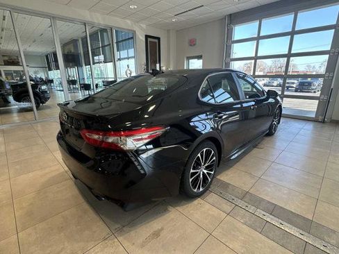 Used 2019 Toyota Camry SE w/ Sunroof Package image 3