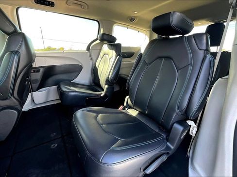 Used 2021 Chrysler Pacifica Touring-L AWD/4WD image 34