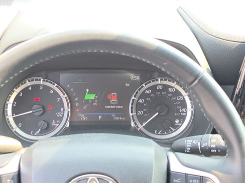 Used 2023 Toyota Highlander LE AWD/4WD image 16