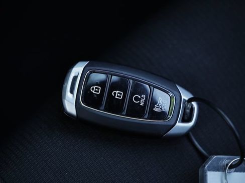Used 2025 Hyundai Venue SEL FWD image 14