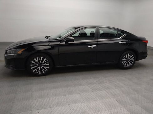 Used 2024 Nissan Altima 2.5 SV FWD image 2