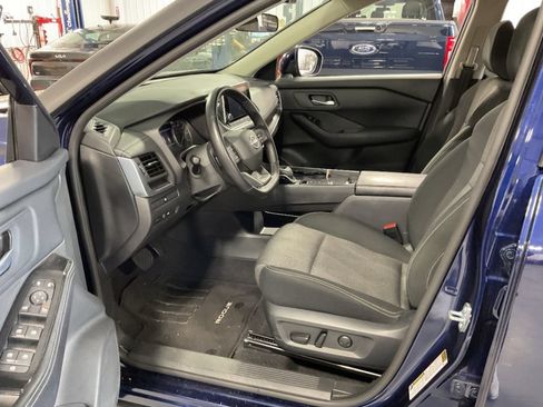 Used 2025 Nissan Rogue SV FWD image 9