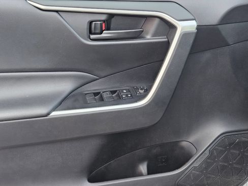 Used 2021 Toyota RAV4 LE FWD image 18