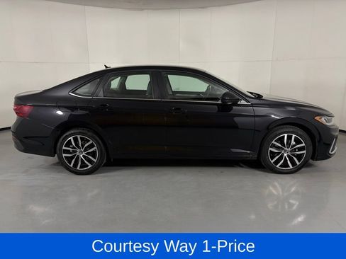 Used 2025 Volkswagen Jetta SE FWD image 11