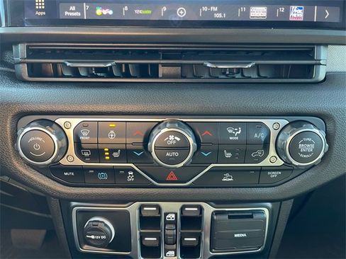 Used 2024 Jeep Wrangler Unlimited image 26