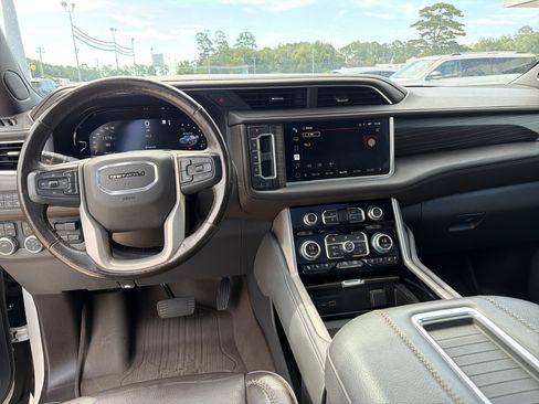 Used 2022 GMC Yukon XL Denali w/ Denali Premium Package AWD/4WD image 17