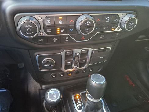 Used 2021 Jeep Wrangler Unlimited Sahara AWD/4WD image 15
