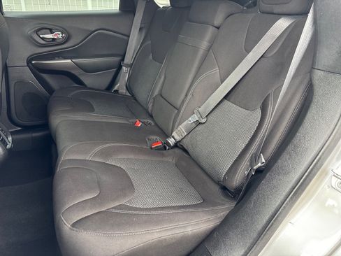 Used 2019 Jeep Cherokee Latitude w/ Cold Weather Group image 13