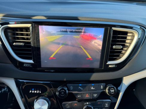 Used 2023 Chrysler Pacifica Touring-L FWD image 21