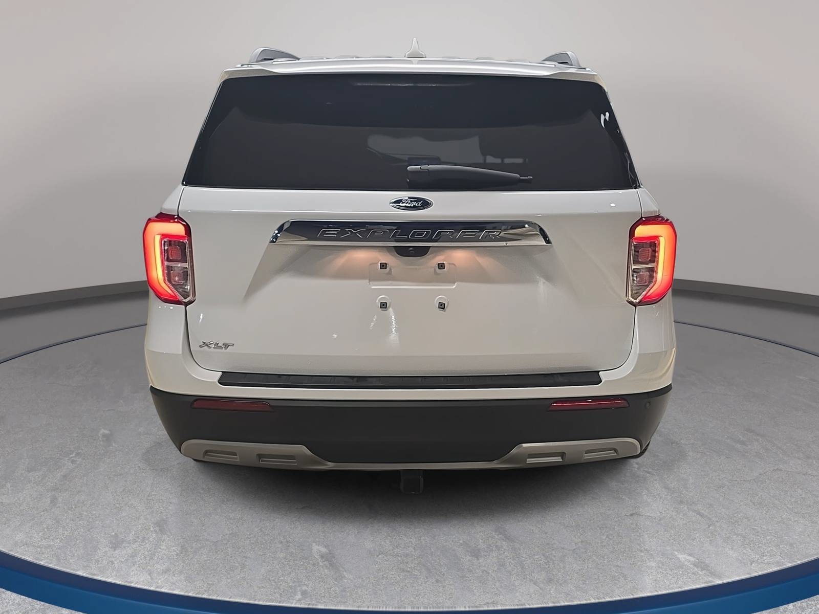 Used 2023 Ford Explorer XLT w/ Equipment Group 202A RWD image 6