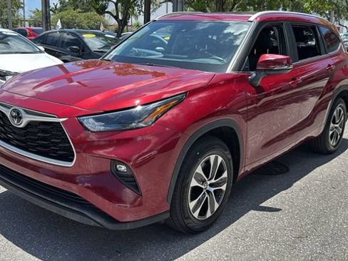 Used 2023 Toyota Highlander XLE FWD image 3