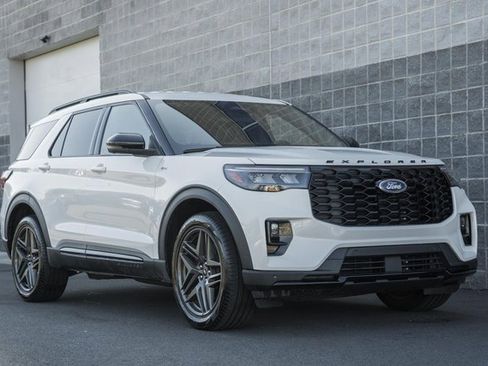 Used 2025 Ford Explorer ST-Line w/ ST-Line Street Pack image 2