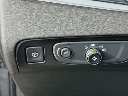 Used 2019 Buick Enclave Essence image 16