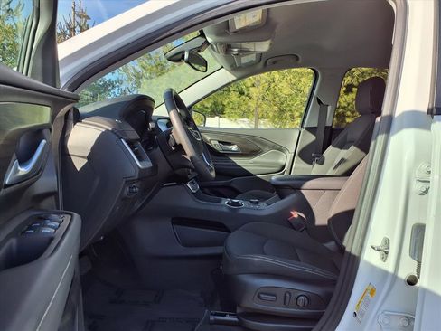Used 2024 GMC Terrain SLE w/ Driver Convenience Package image 21