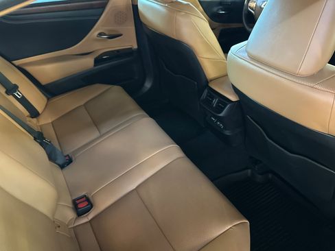 Used 2025 Lexus ES 300h w/ Premium Package FWD image 27