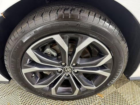 Used 2025 Toyota Sienna Platinum image 12