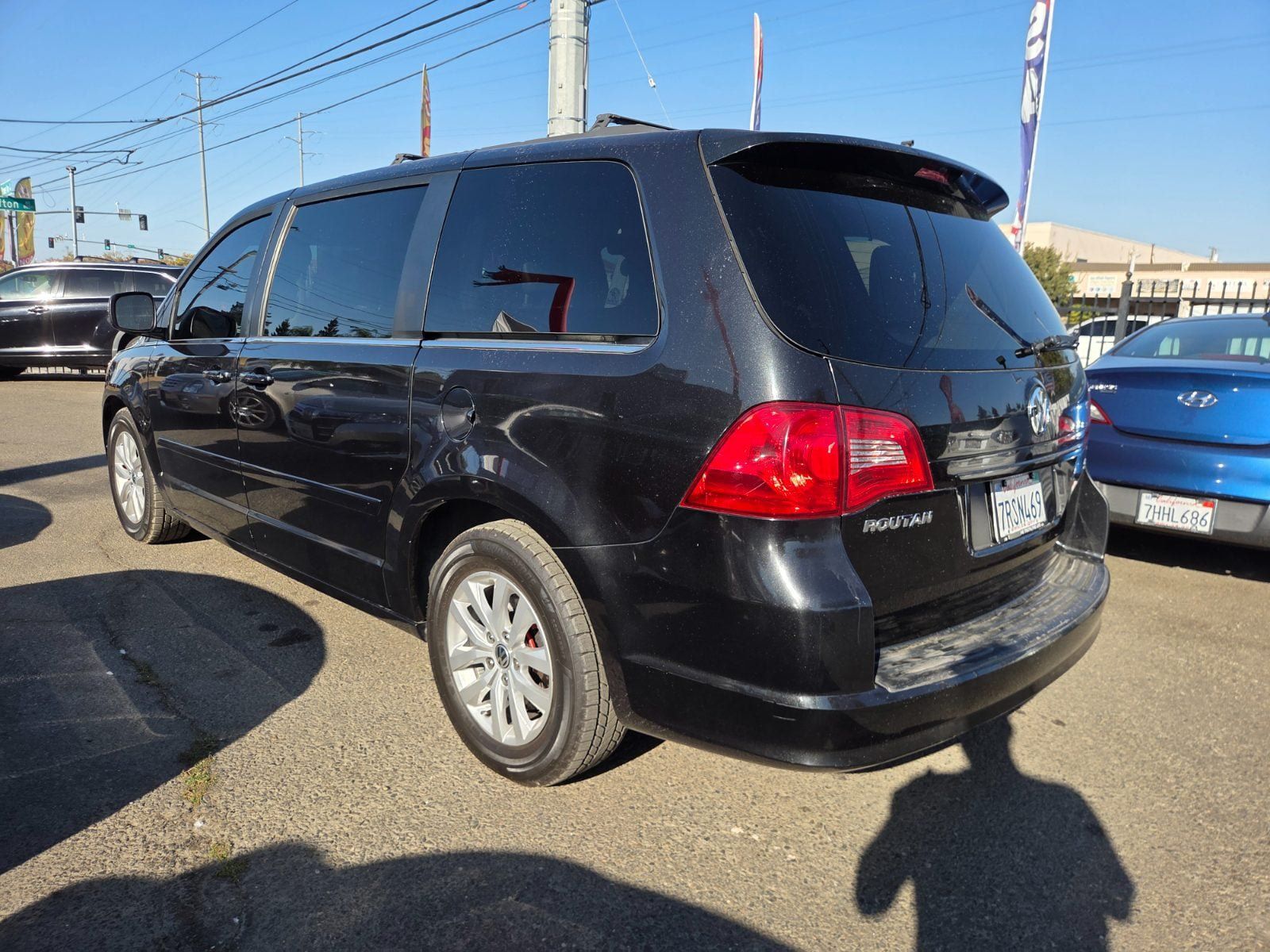 Used 2012 Volkswagen Routan SE FWD image 2