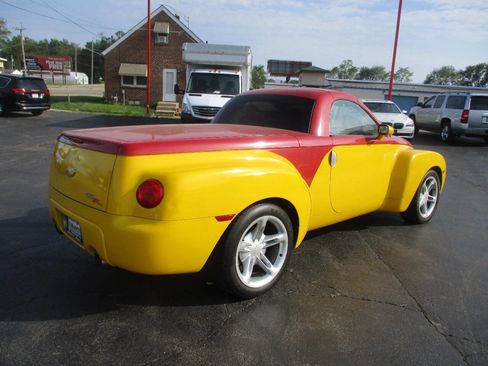 Used 2004 Chevrolet SSR w/ Preferred Equipment Group RWD image 5