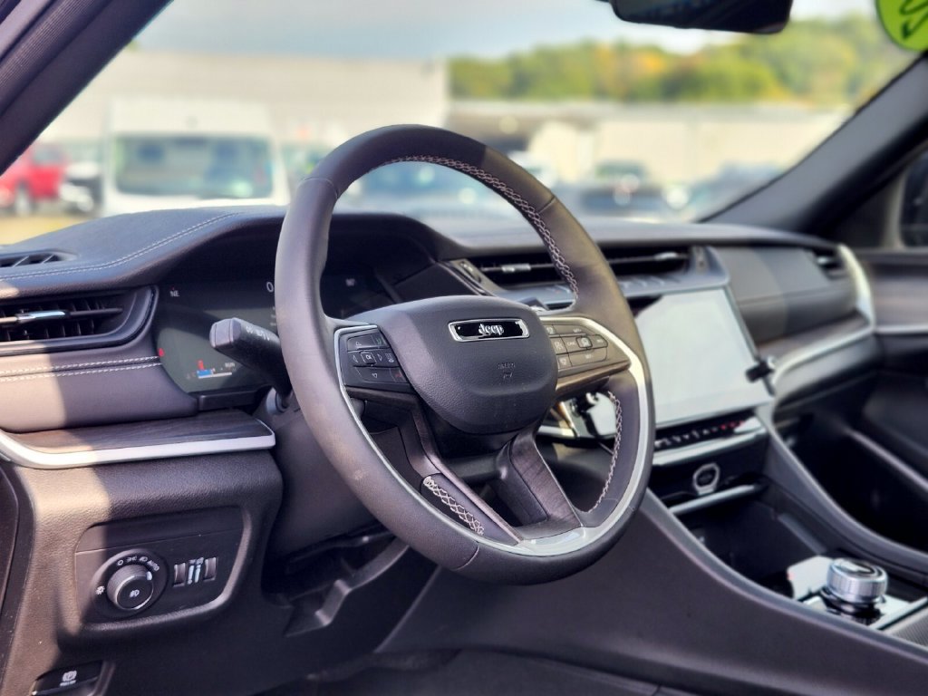 Used 2026 Jeep Grand Cherokee Limited AWD/4WD image 19