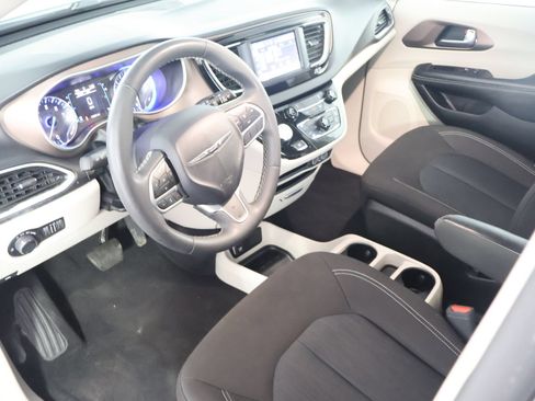 Used 2023 Chrysler Voyager LX FWD image 24
