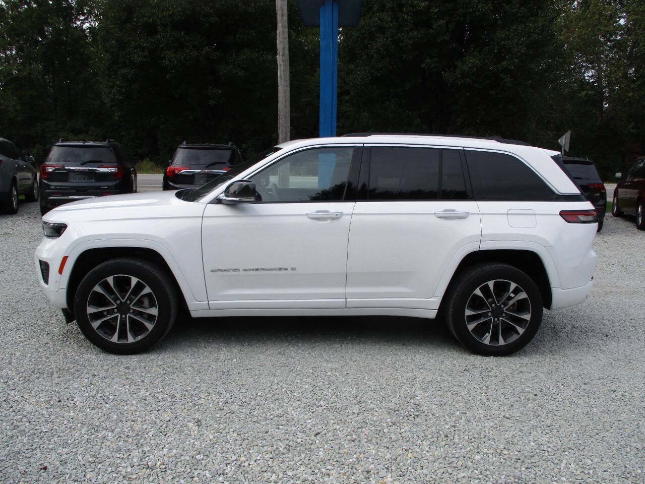 Used 2023 Jeep Grand Cherokee Overland AWD/4WD image 2