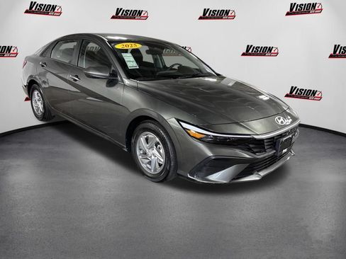 Certified 2025 Hyundai Elantra SE FWD image 3