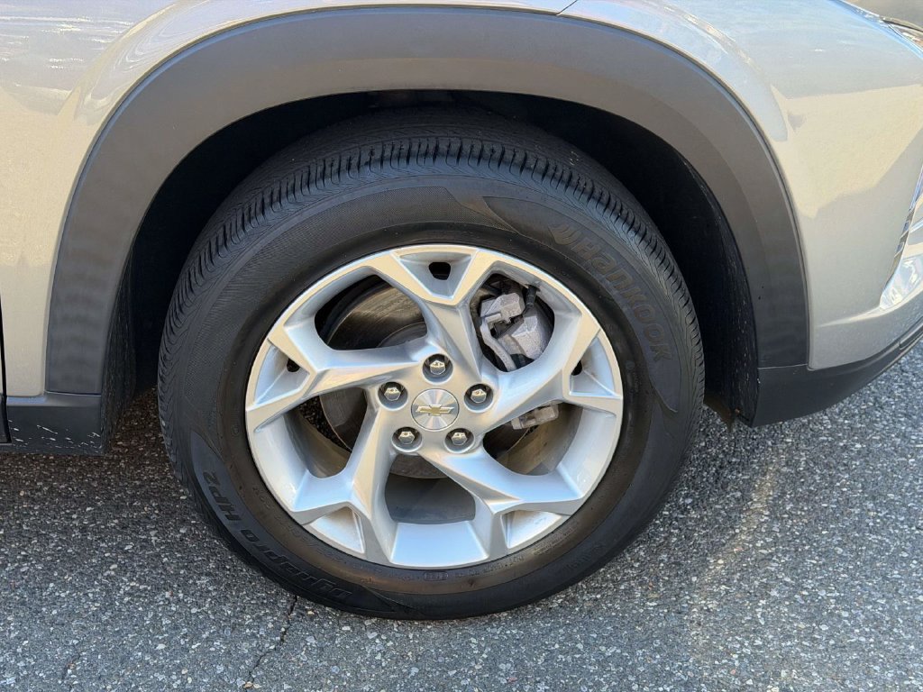Used 2024 Chevrolet Trax LS w/ LS Convenience Package FWD image 9