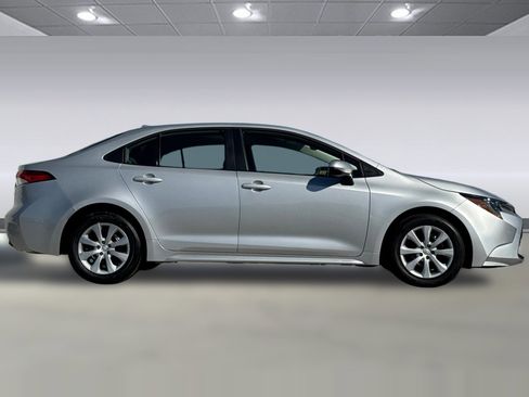 Used 2025 Toyota Corolla LE image 2