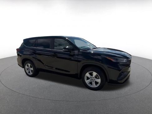 Used 2025 Toyota Highlander LE FWD image 2