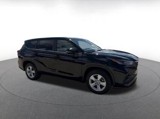 Used 2025 Toyota Highlander LE FWD video 2