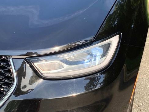 Used 2024 Chrysler Pacifica Touring-L FWD image 5