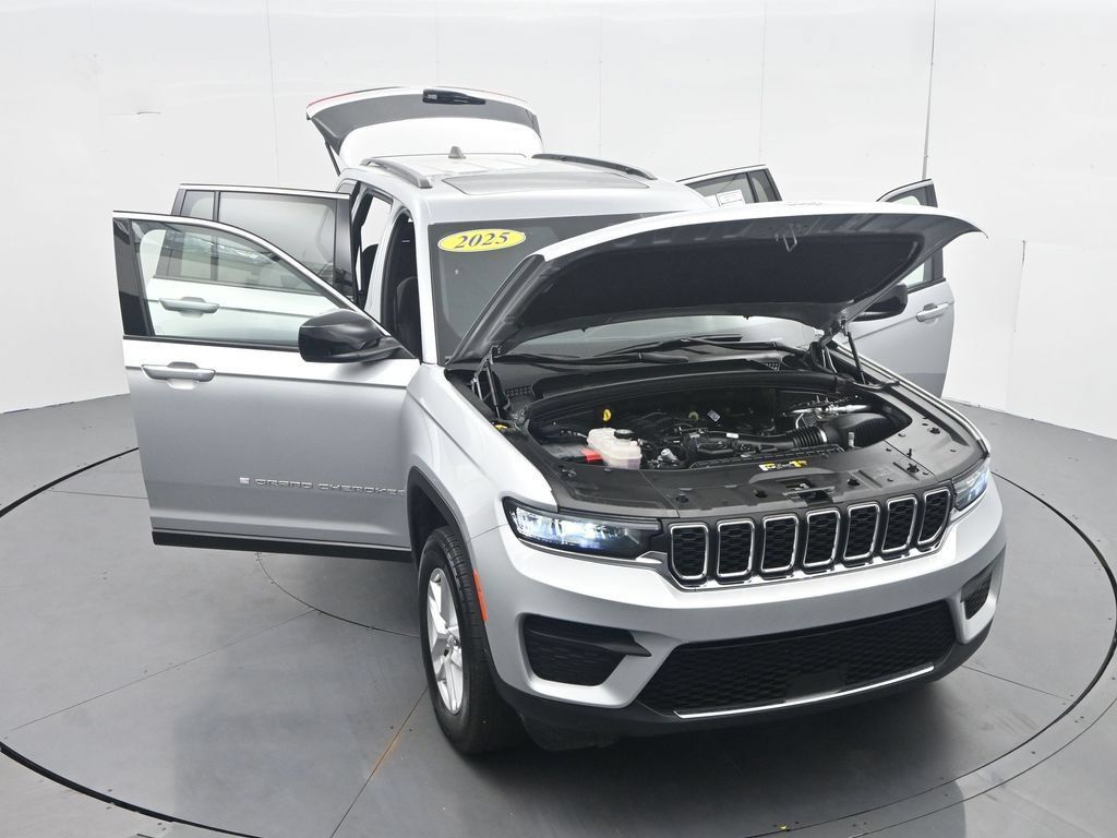 Used 2025 Jeep Grand Cherokee Laredo X AWD/4WD image 47