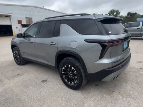 Used 2025 Chevrolet Traverse Z71 w/ Enhanced Driving Package image 3