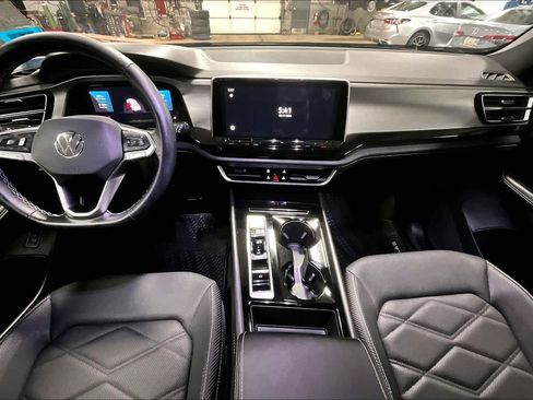 Used 2025 Volkswagen Atlas Cross Sport SE image 14