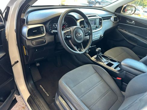 Used 2017 Kia Sorento LX Sport Utility 4D image 7