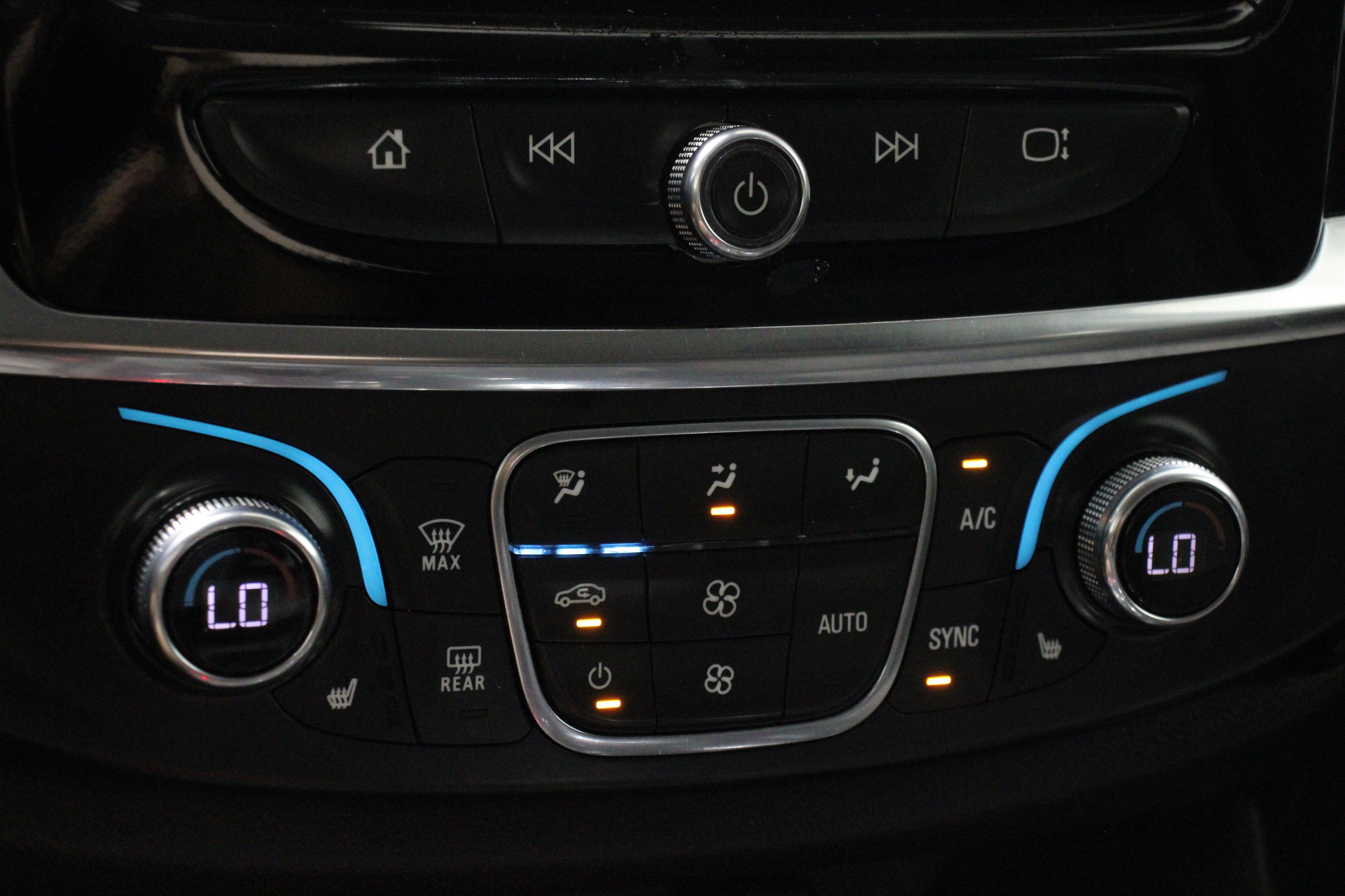 Used 2021 Chevrolet Traverse LT FWD image 19