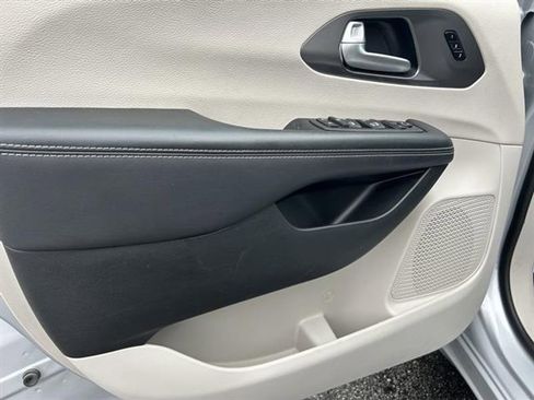 Used 2024 Chrysler Pacifica Touring-L image 22