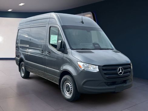 Used 2025 Mercedes-Benz Sprinter 2500 image 5