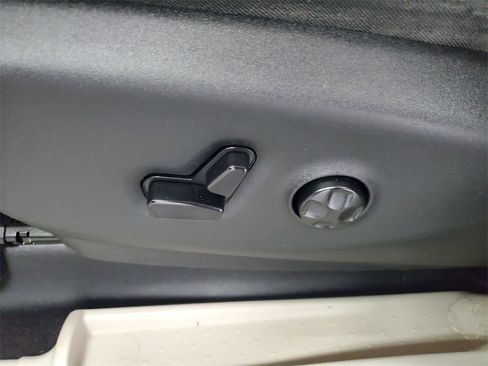 Used 2017 Chrysler Pacifica Touring-L image 7