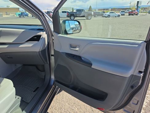 Used 2015 Toyota Sienna LE AWD/4WD image 32
