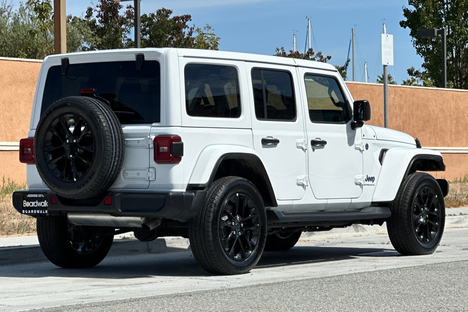 Used 2025 Jeep Wrangler Unlimited Sahara AWD/4WD image 4